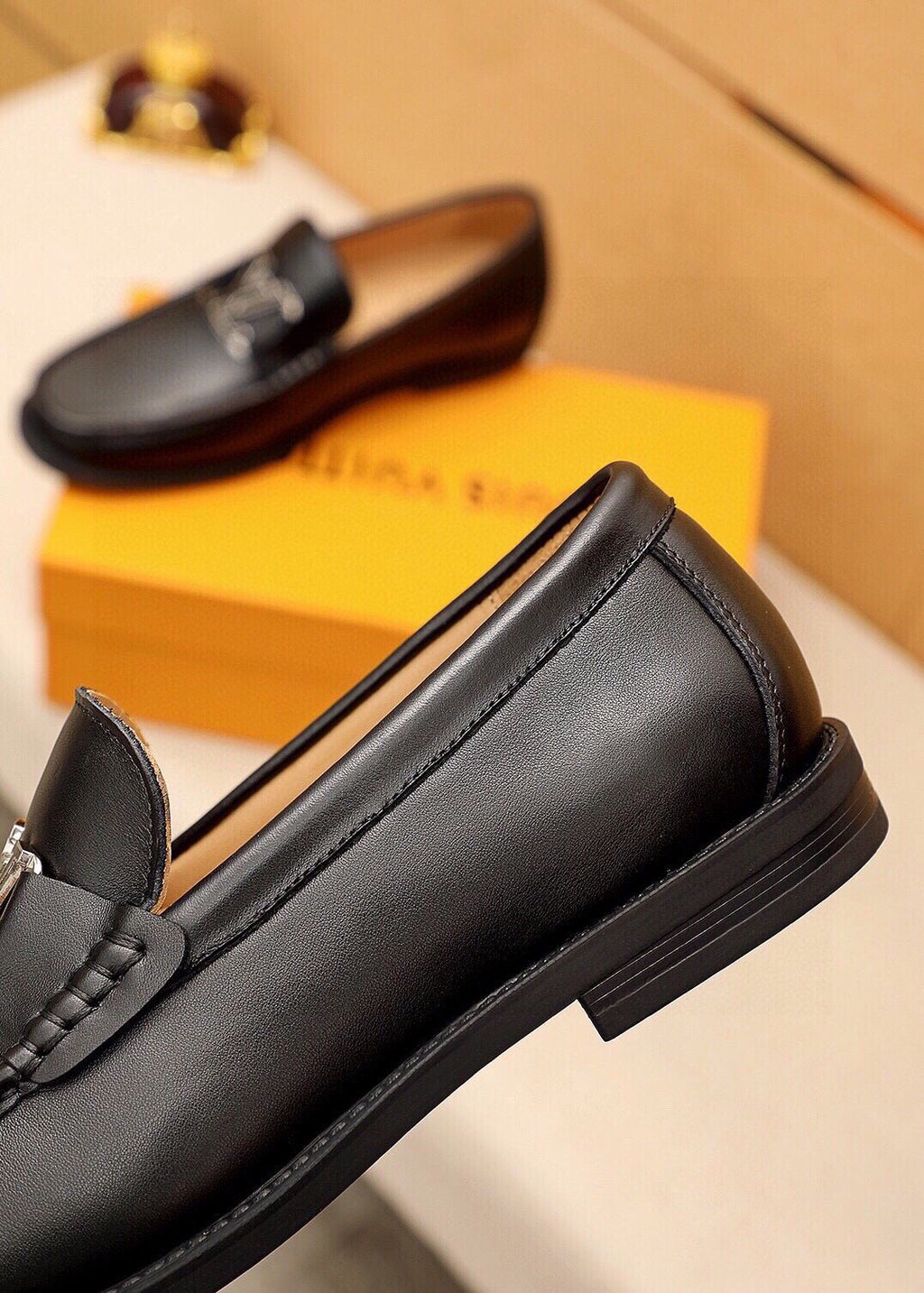 微商相册测试鞋子-Louis Vuitton Black Metal-Detail Loafers — detail