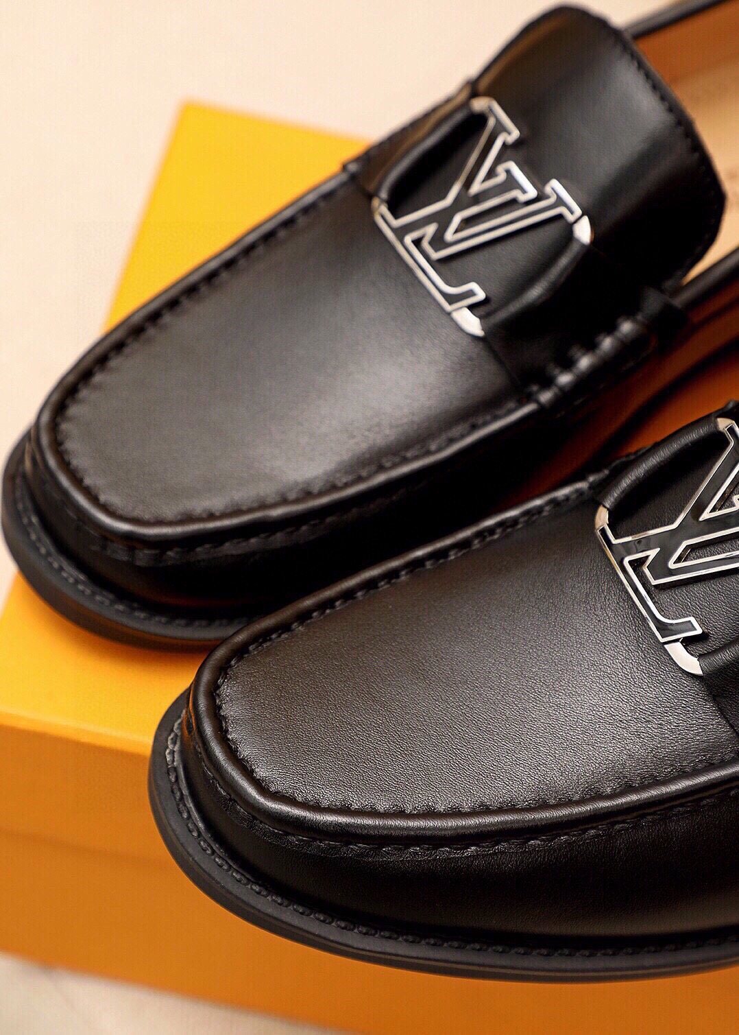 微商相册测试鞋子-Louis Vuitton Black Metal-Detail Loafers — detail