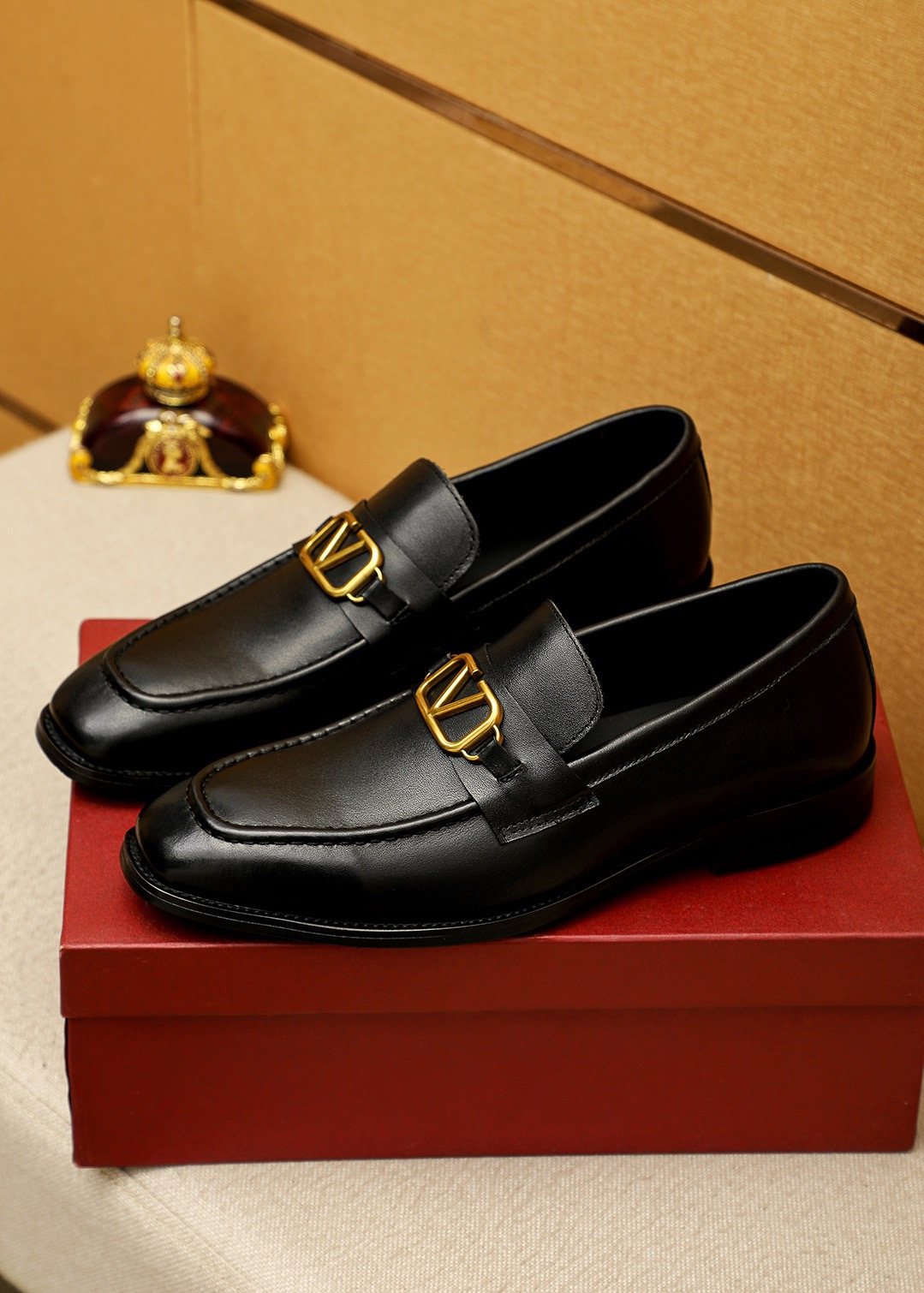 微商相册测试鞋子-Valentino Gold-Tone V Hardware Loafers — front