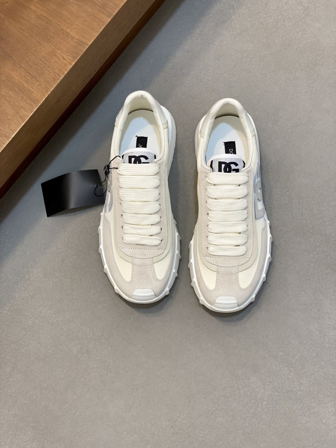 Dolce & Gabbana Low-Top Leather Sneakers — front